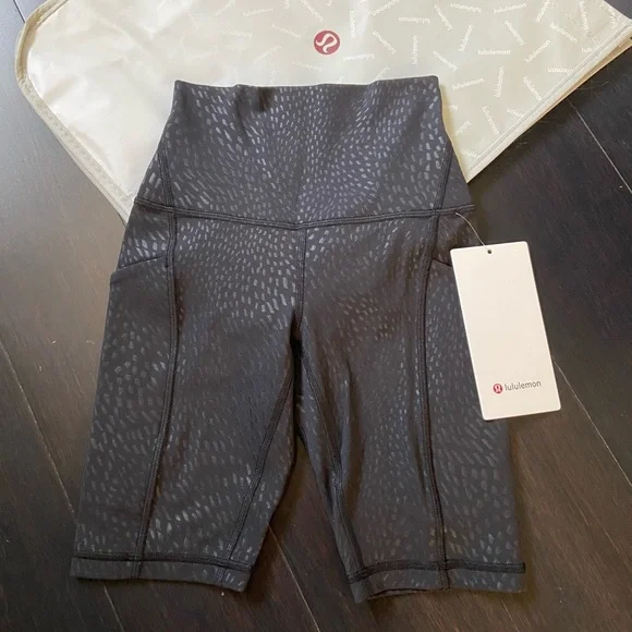 LULULEMON ALIGN HR SHORTS 8” *POCKETS IN JEWEL EMBOSS BLACK SZ 0 NWT - Picture 2 of 7